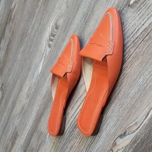 Tod's Mule Mandals in Orange Peach leather. These slip-on shoes Size 34 | 5US